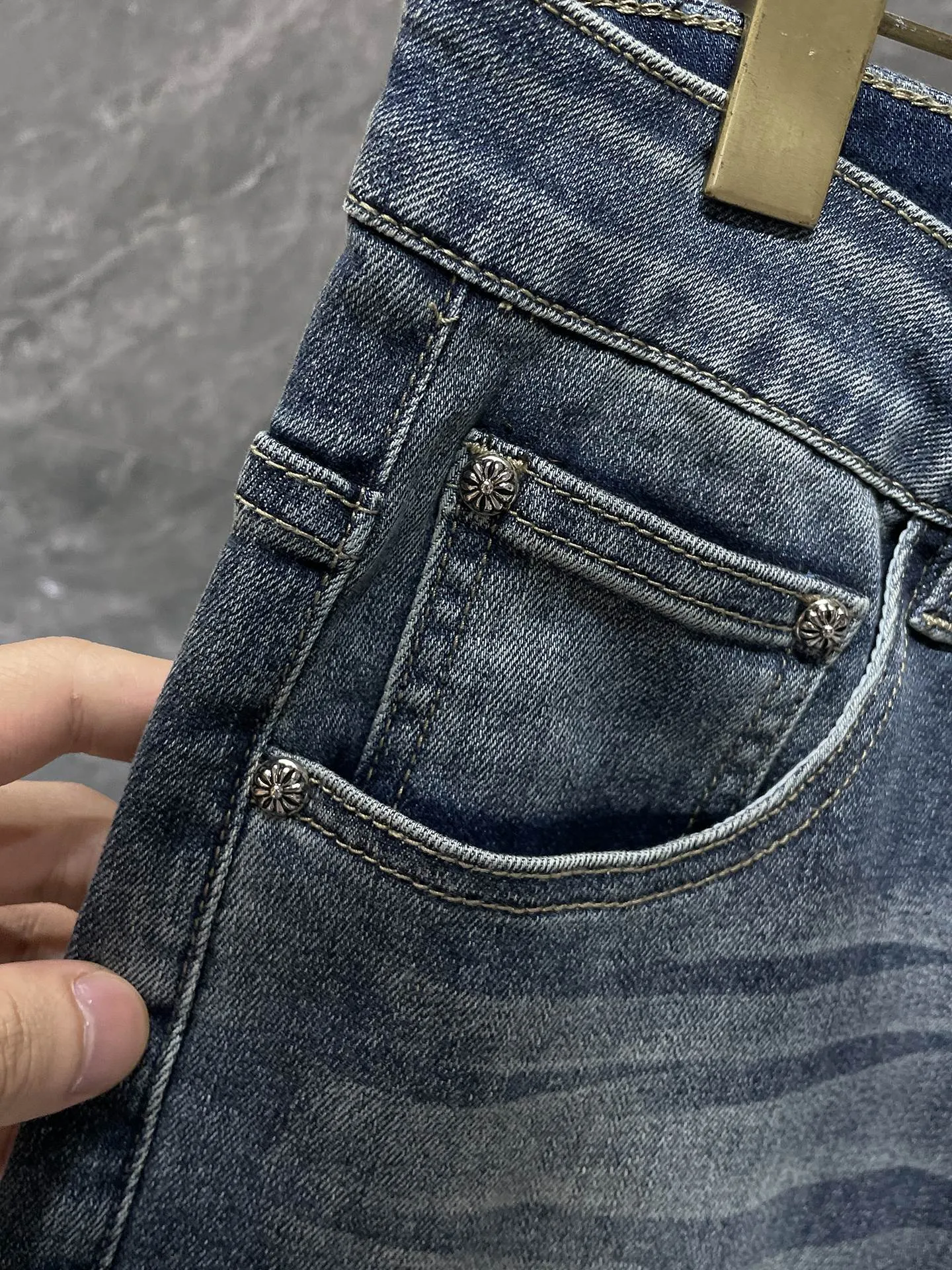 P276 Chrome Hearts🌸Jeans are here🌸 Willow cross ripped jeans. Exclusive custom weaving and dyeing. 100% pure cotton high weight denim fabric. High quality washing! After the pants are finished, do heavy enzyme stone washing and rinsing!  ✨Heavy leather embroidery➕Hand-sewn➕Denim whiskers✨Original hardware mold opening! Carrying various craft elements, this season’s most heavily crafted denim trousers!  Suitable for all kinds of outfits and can be worn in all seasons. Recommended color: dyed denim blue. Code numbers: S, M, L, XL